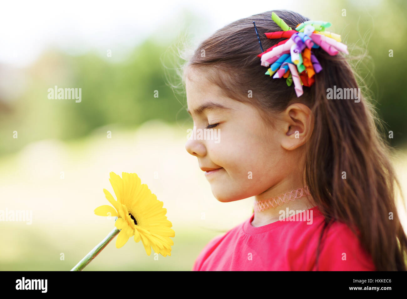 Girl enjoying odeur de fleurs Banque D'Images