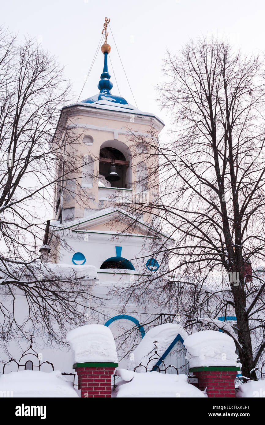 Le clocher de l'église de Saint Georges en hiver. Village de Sloboda, Oural, Russie. Banque D'Images
