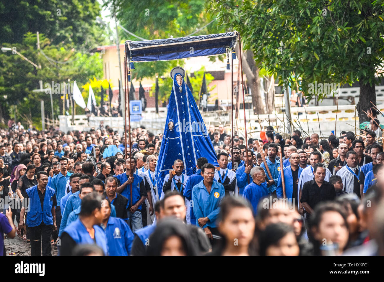 La statue de Tuan Ma (mère Marie) a défilé le long de la route pendant la procession de Semana Santa (semaine Sainte) à Larantuka, en Indonésie. Banque D'Images