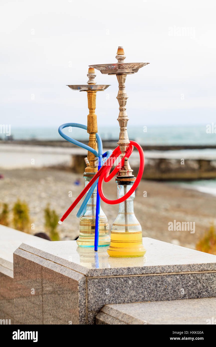 Tuyaux narguilé chicha arabe traditionnelle ou conduite d'eau. Sea View Restaurant Banque D'Images