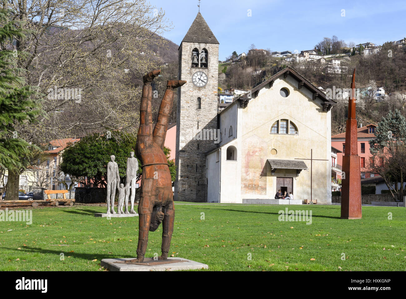 Bellinzona, Suisse - 19 mars 2017 : les œuvres dans l'avant de l'église de Saint Maria Assunta à Bellinzona en Suisse Banque D'Images