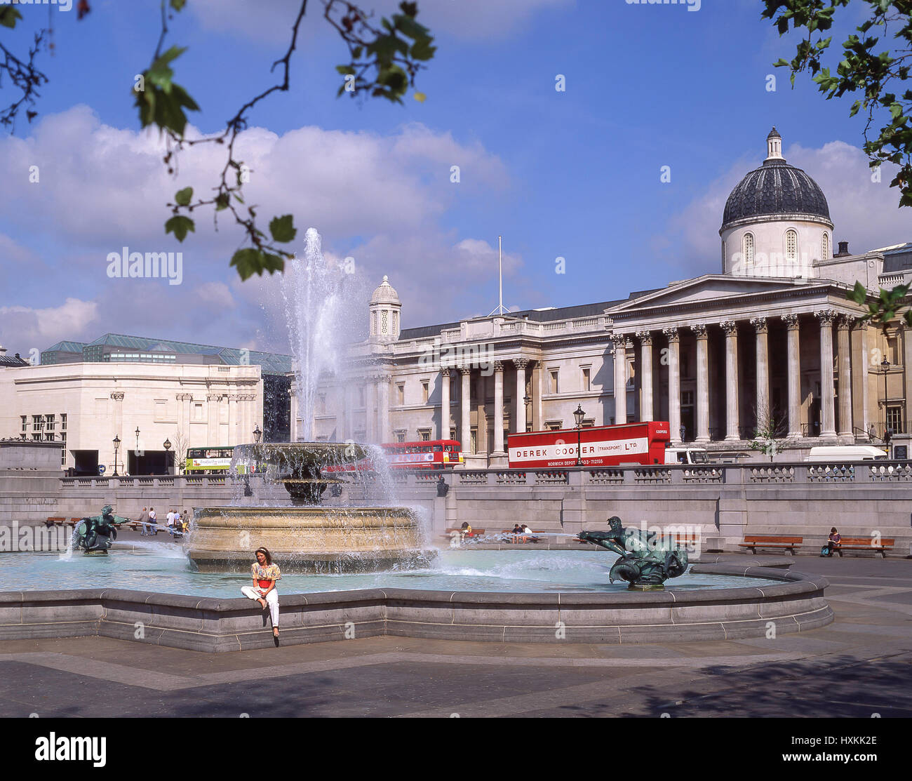 La fontaine et de la National Gallery, Trafalgar Square, City of westminster, Greater London, Angleterre, Royaume-Uni Banque D'Images