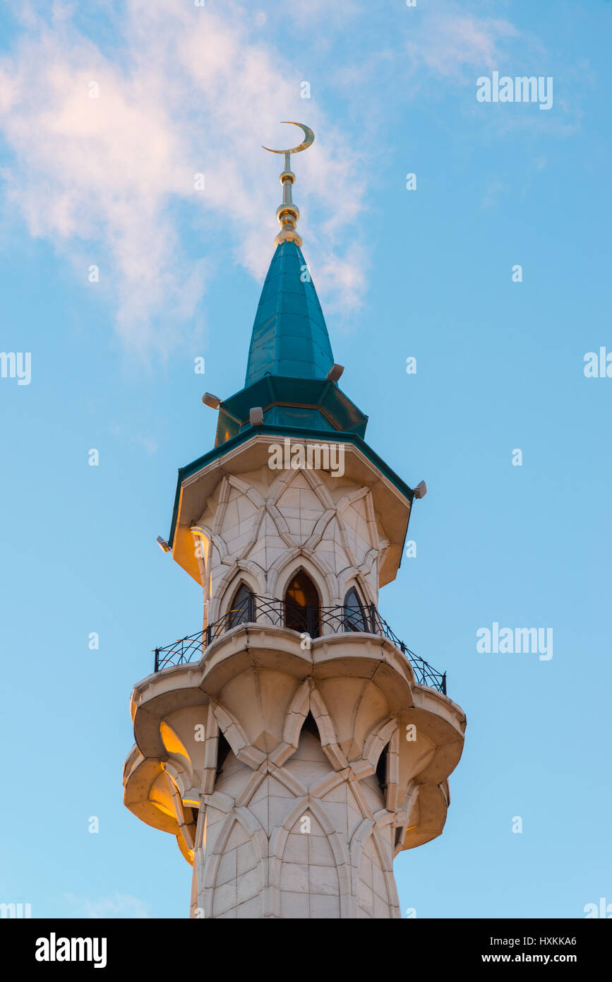 Vue sur le minaret mosquée Kul-Sharif au coucher du soleil. La Russie, Tatarstan Banque D'Images