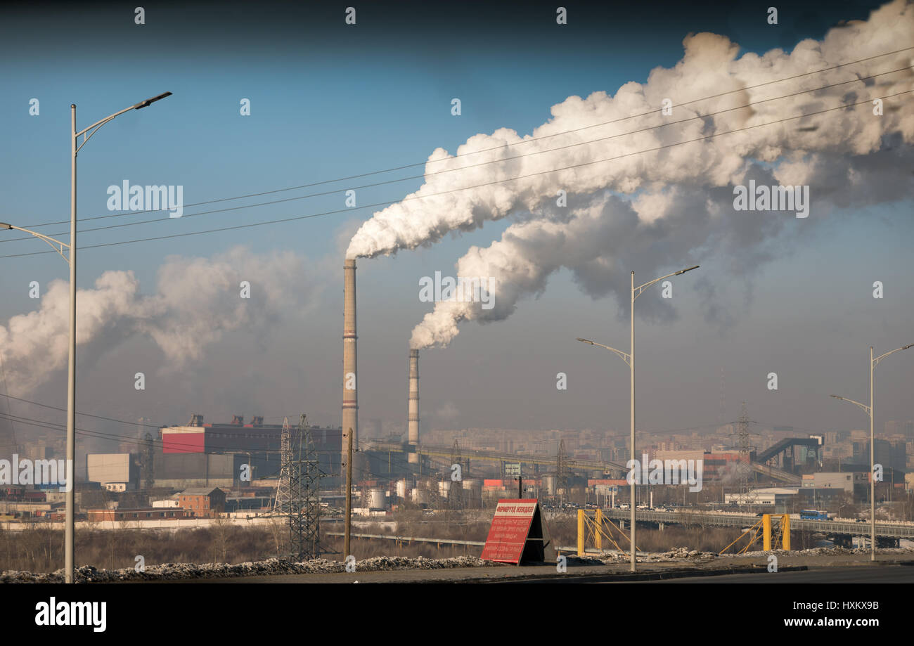 Les centrales au charbon, causer la pollution dans la capitale de Ulan Bator, Mongolie. Banque D'Images