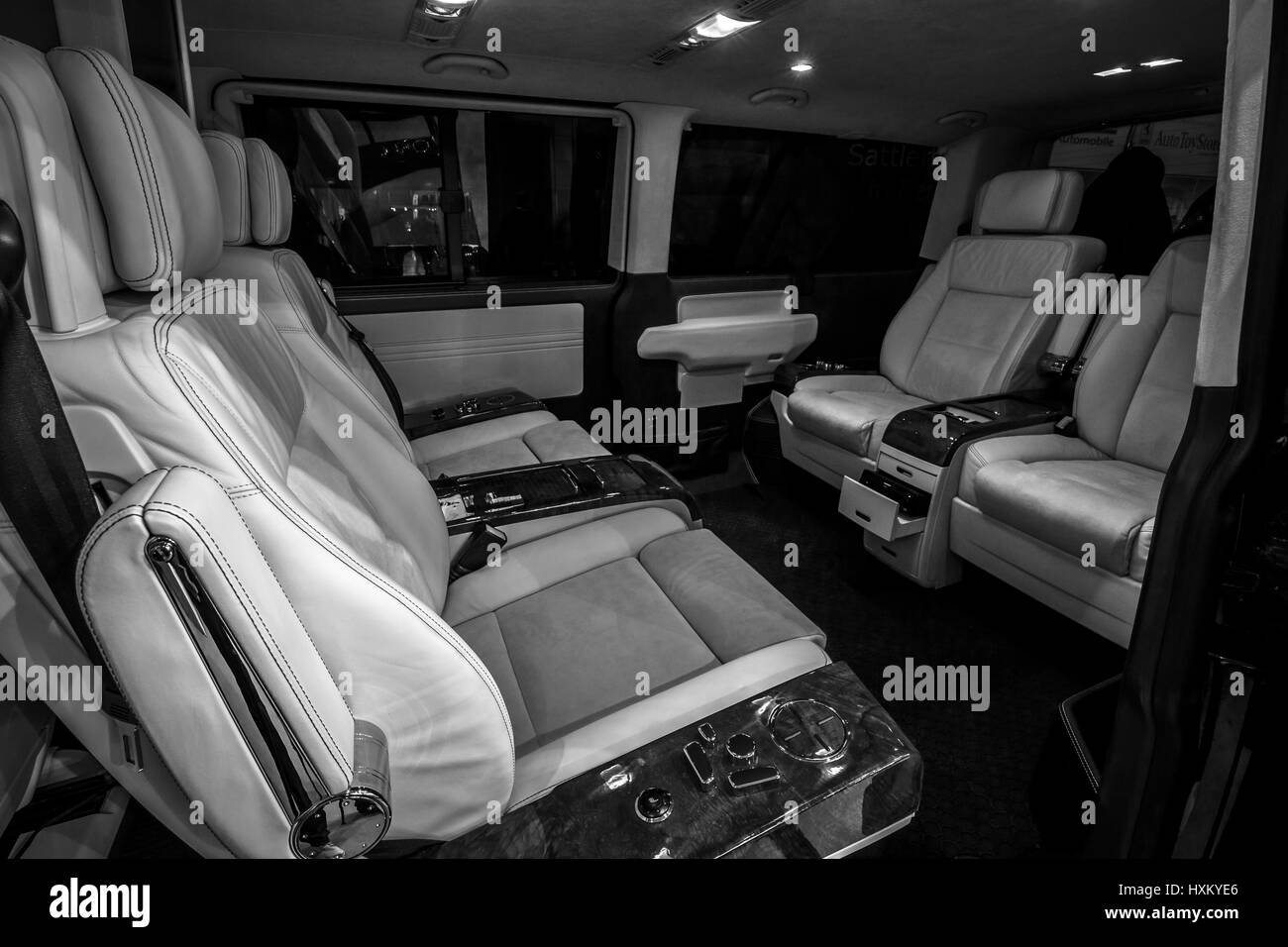 Intérieur d'un compartiment passagers Volkswagen Multivan Business. Noir et blanc. Plus grand d'Europe Exposition de voitures classiques 'RETRO' classiques Banque D'Images
