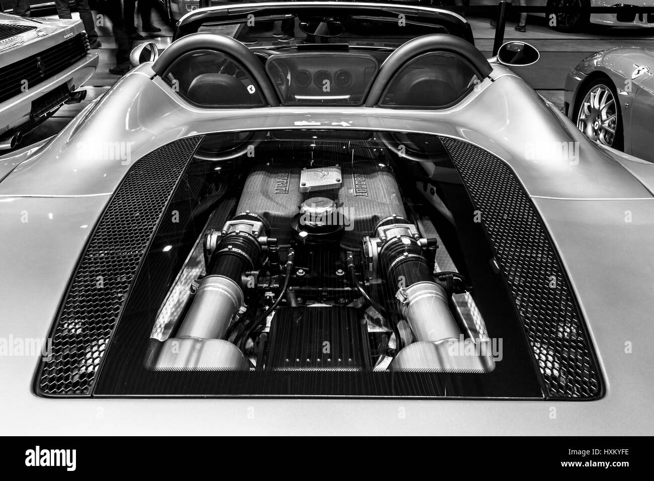 Le compartiment moteur de la Ferrari 360 Spider. Noir et blanc. Plus grand d'Europe Exposition de voitures classiques 'RETRO' classiques Banque D'Images