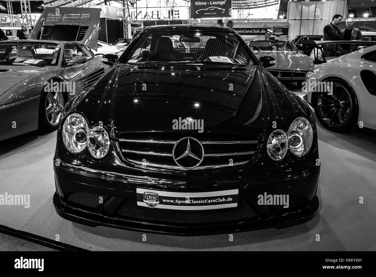 Taille de la mi-voiture de sport de luxe Mercedes-Benz CLK63 AMG Black Series, 2007. Noir et blanc. Plus grand d'Europe Exposition de voitures classiques 'RETRO' classiques Banque D'Images