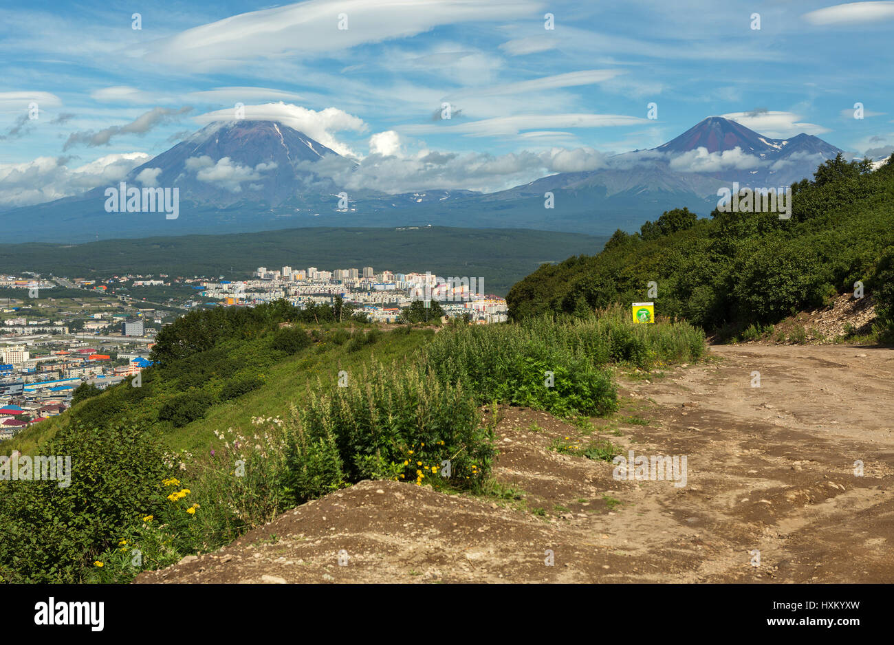 Avachinsky-Koryaksky groupe de volcans et de Mishennaya Petropavlovsk-Kamchatsky hills Banque D'Images