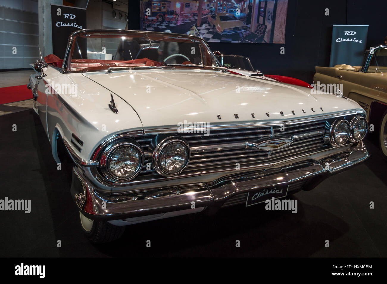 STUTTGART, ALLEMAGNE - Mars 02, 2017 : voiture pleine grandeur Chevrolet Impala Convertible, 1960. Plus grand d'Europe Exposition de voitures classiques 'RETRO' classiques Banque D'Images