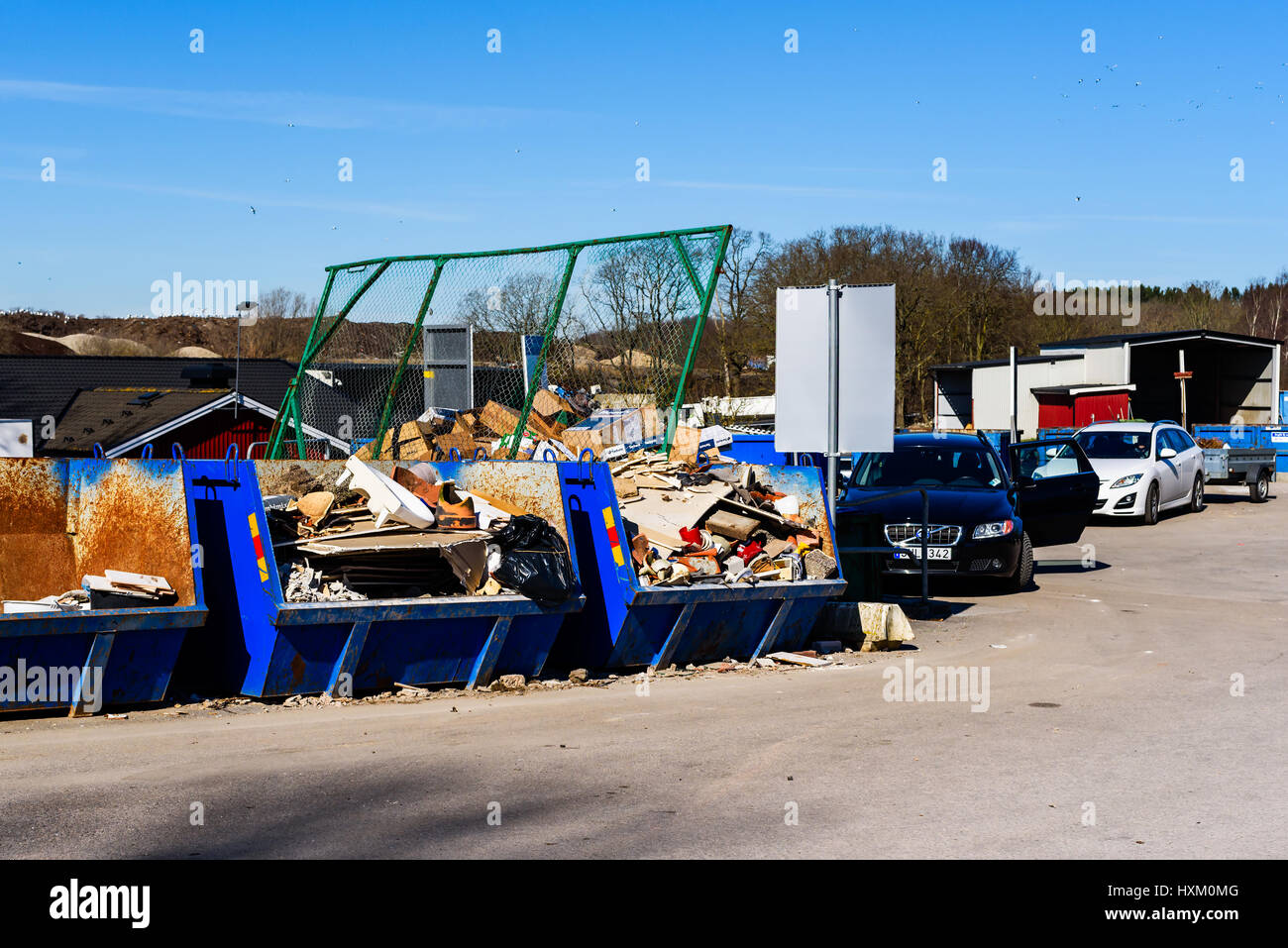 Ronneby, Suède - le 27 mars 2017 : Documentaire de la gestion des déchets. Les voitures avec remorques à public. Les conteneurs remplis de déchets triés destine Banque D'Images