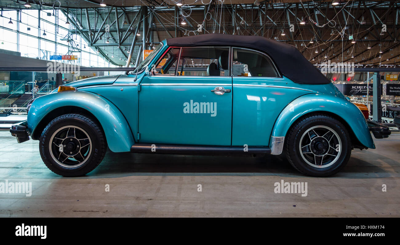 STUTTGART, ALLEMAGNE - Mars 02, 2017 : voiture sous-compacte Volkswagen Beetle Cabrio, 1973. Plus grand d'Europe Exposition de voitures classiques 'RETRO' classiques Banque D'Images