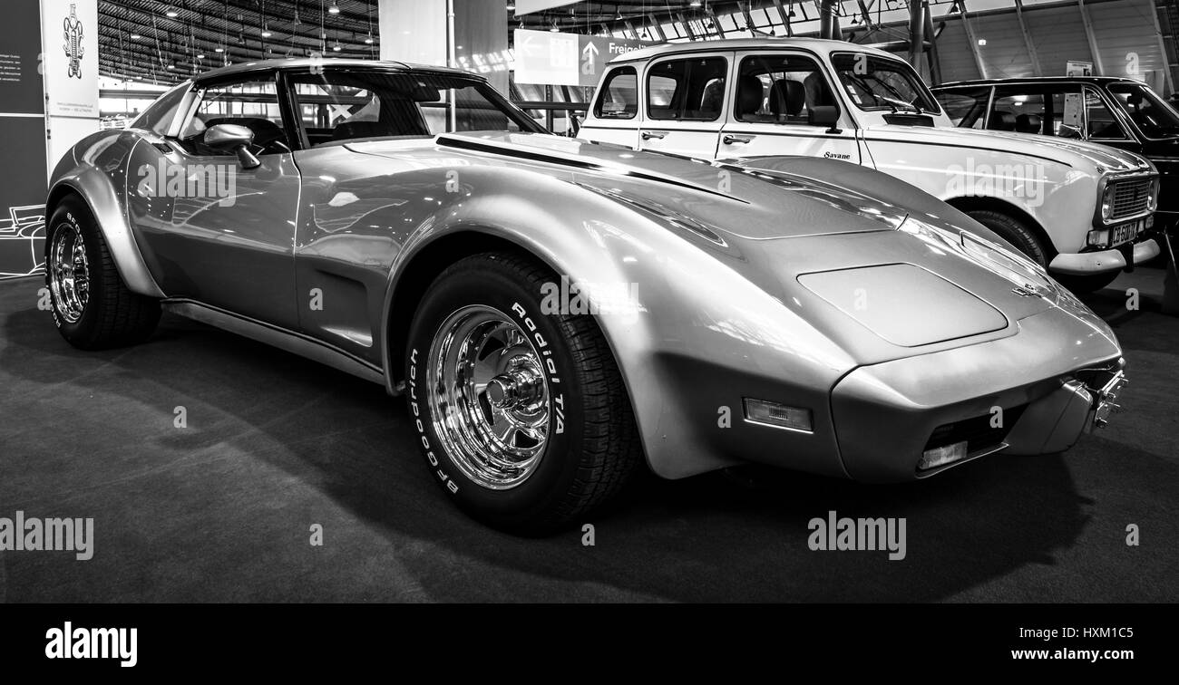 Voiture de sport Chevrolet Corvette Targa, 1977. Noir et blanc. Plus grand d'Europe Exposition de voitures classiques 'RETRO' classiques Banque D'Images