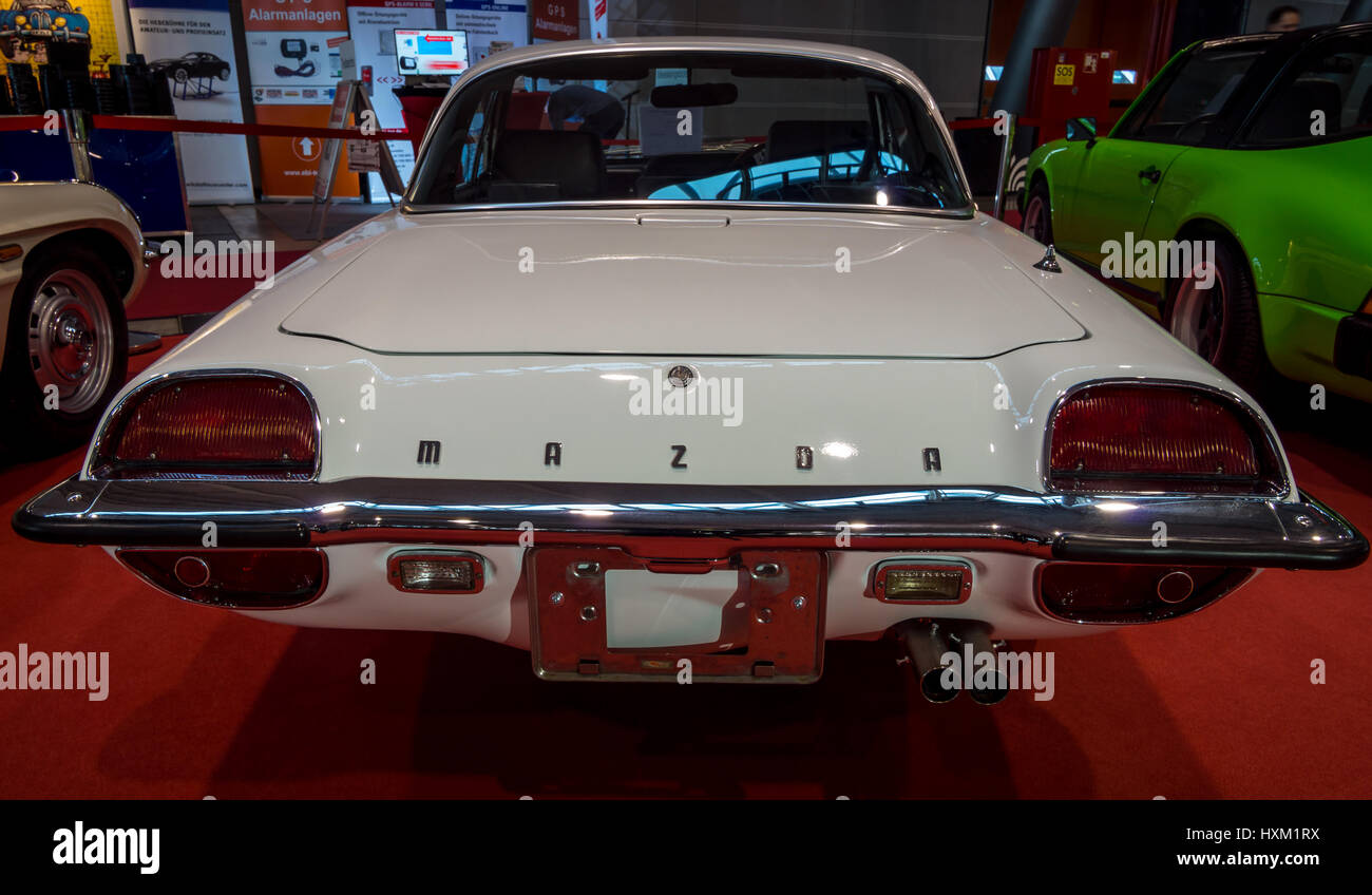 STUTTGART, ALLEMAGNE - Mars 02, 2017 : voiture de Sport 1968 Mazda 110 S, série II, 1970. Vue arrière. Plus grand d'Europe Exposition de voitures classiques 'RETRO CL Banque D'Images