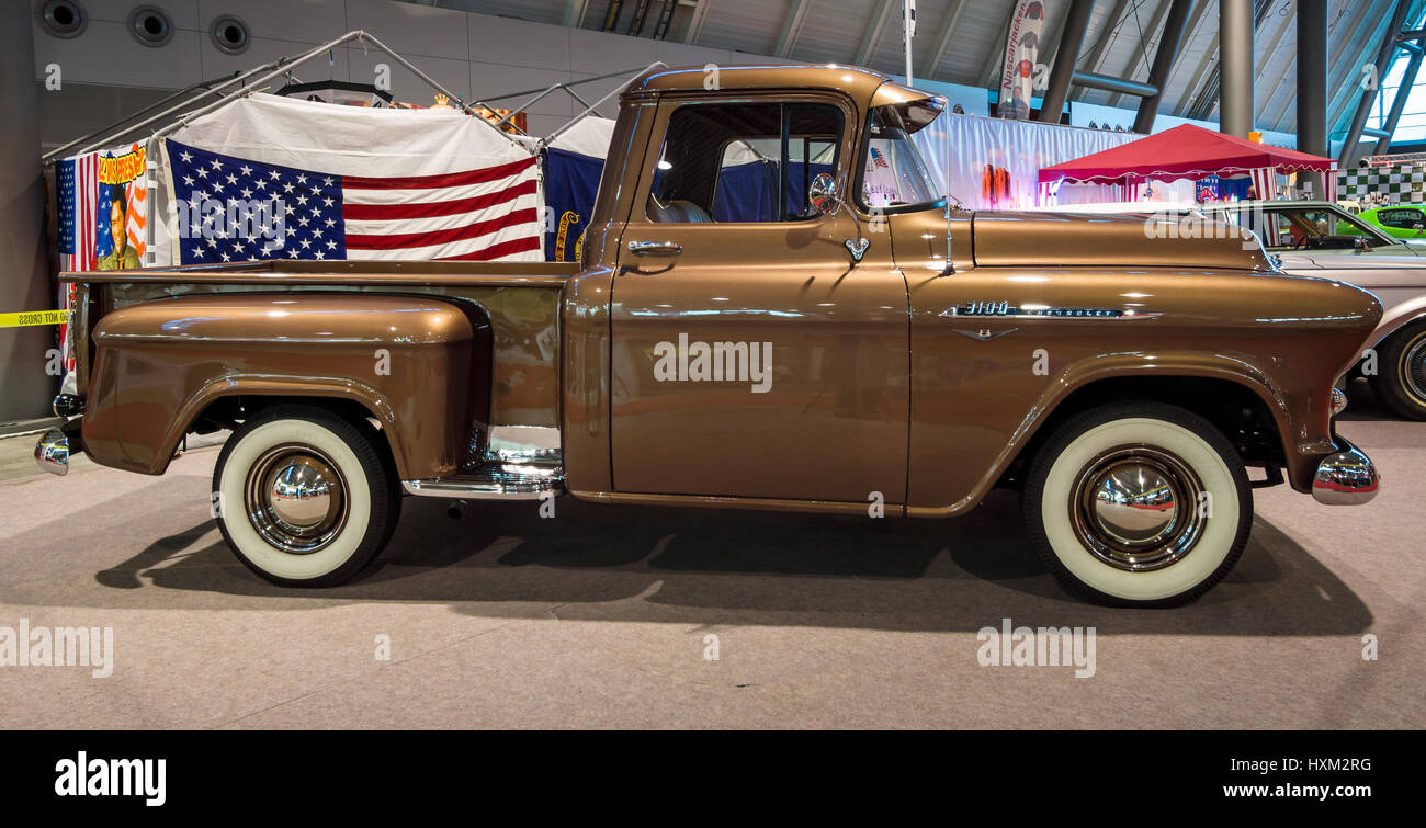 STUTTGART, ALLEMAGNE - Mars 02, 2017 : 3100 Chevrolet Pickup, 1956. Plus grand d'Europe Exposition de voitures classiques 'RETRO' classiques Banque D'Images