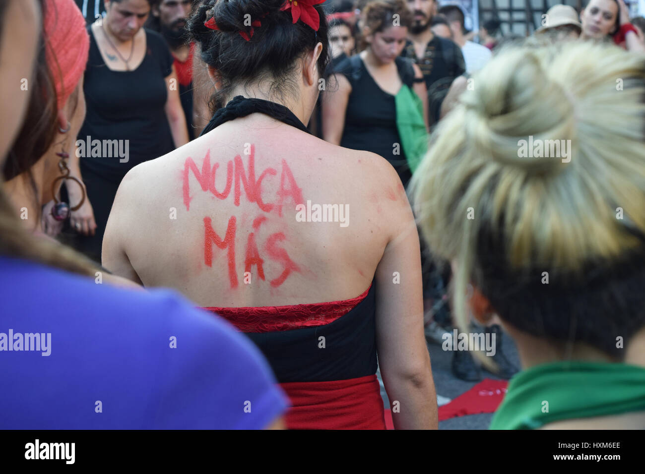 Buenos Aires, Argentine - le 24 mars 2017 : un signe sur le dos d'une femme qui lit "plus jamais", lors des manifestations sur l'anivesary de l'Argentine. Banque D'Images