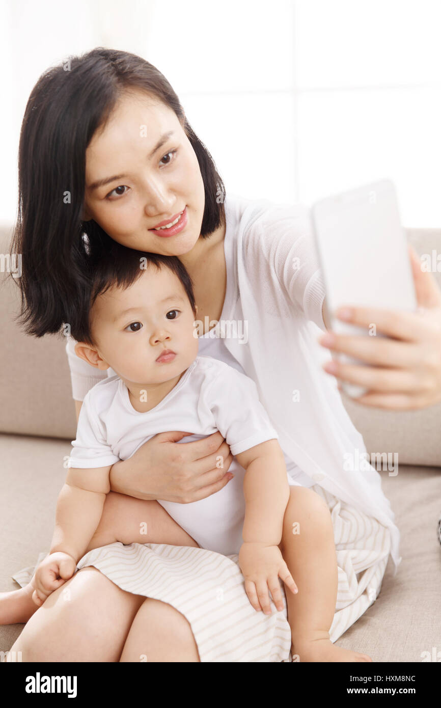 Maman et bébé prendre photo selfies Banque D'Images