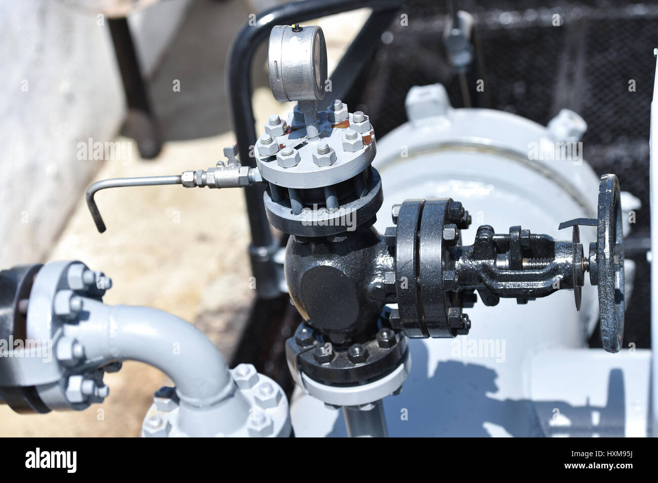 Détail industriel tourné avec les oléoducs et les vannes Banque D'Images