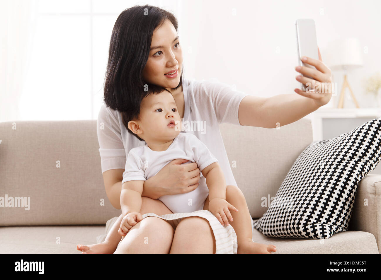 Maman et bébé prendre photo selfies Banque D'Images