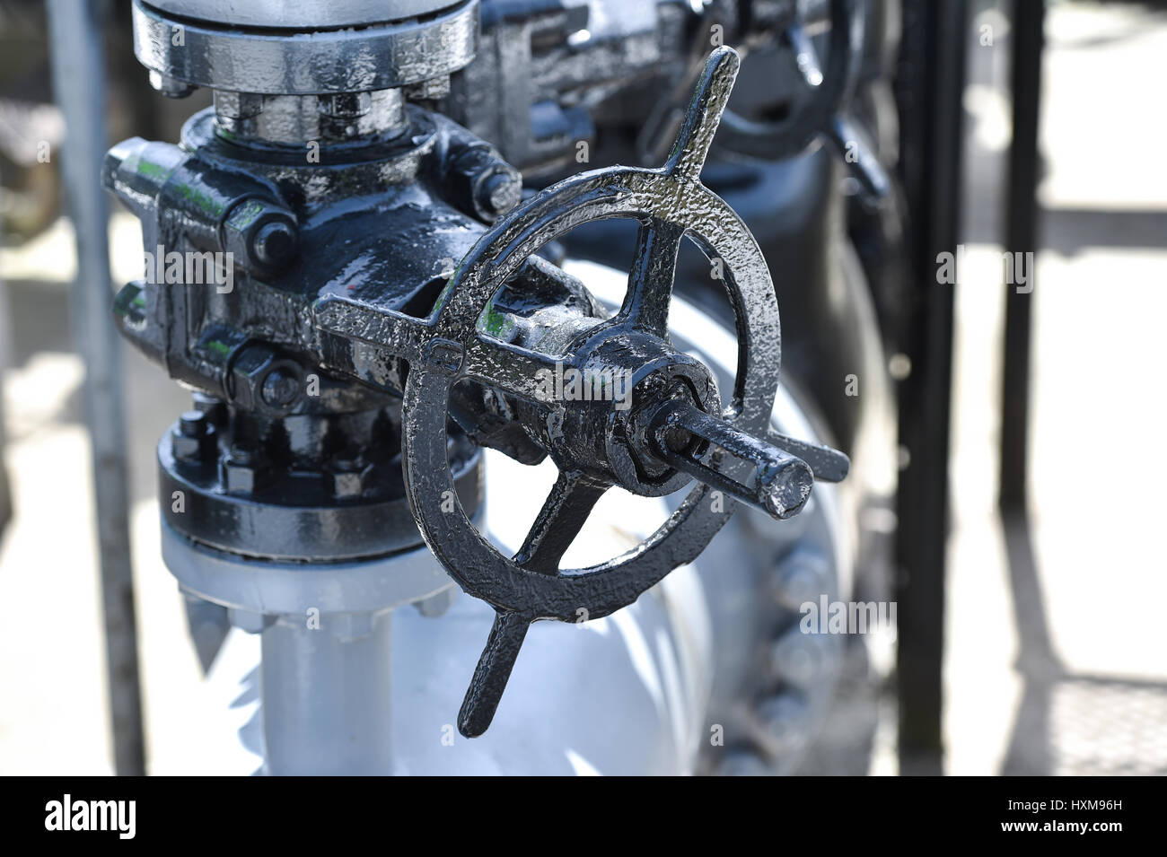 Détail industriel tourné avec les oléoducs et les vannes Banque D'Images