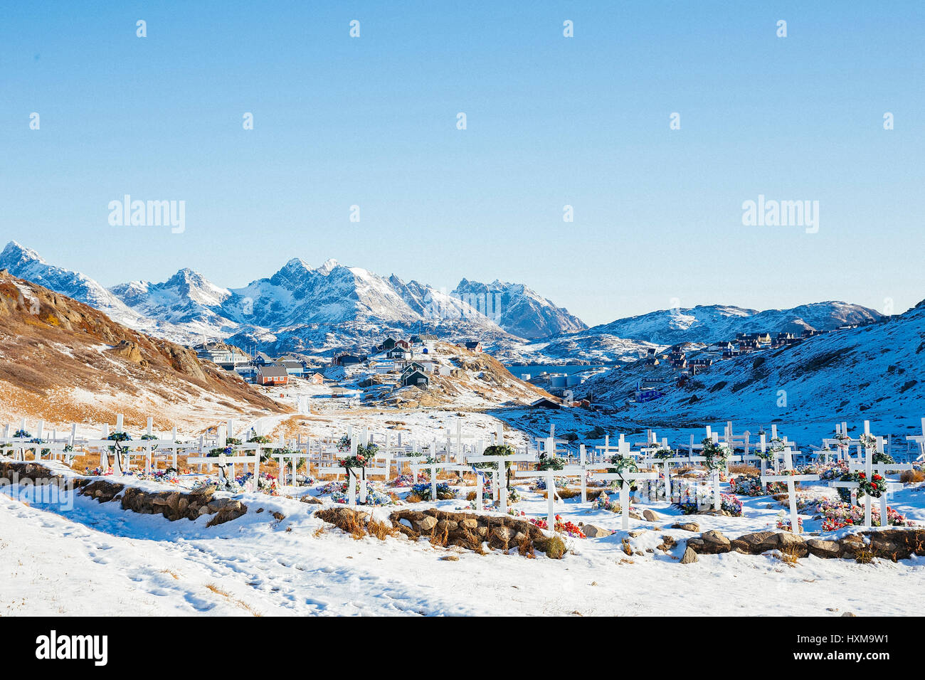 Cimetière et derrière il y a la ville appelée Tasiilaq, qui est dans le sud-est du Groenland. Le Groenland est une autonomouscountry au sein du Royaume du Danemark Banque D'Images
