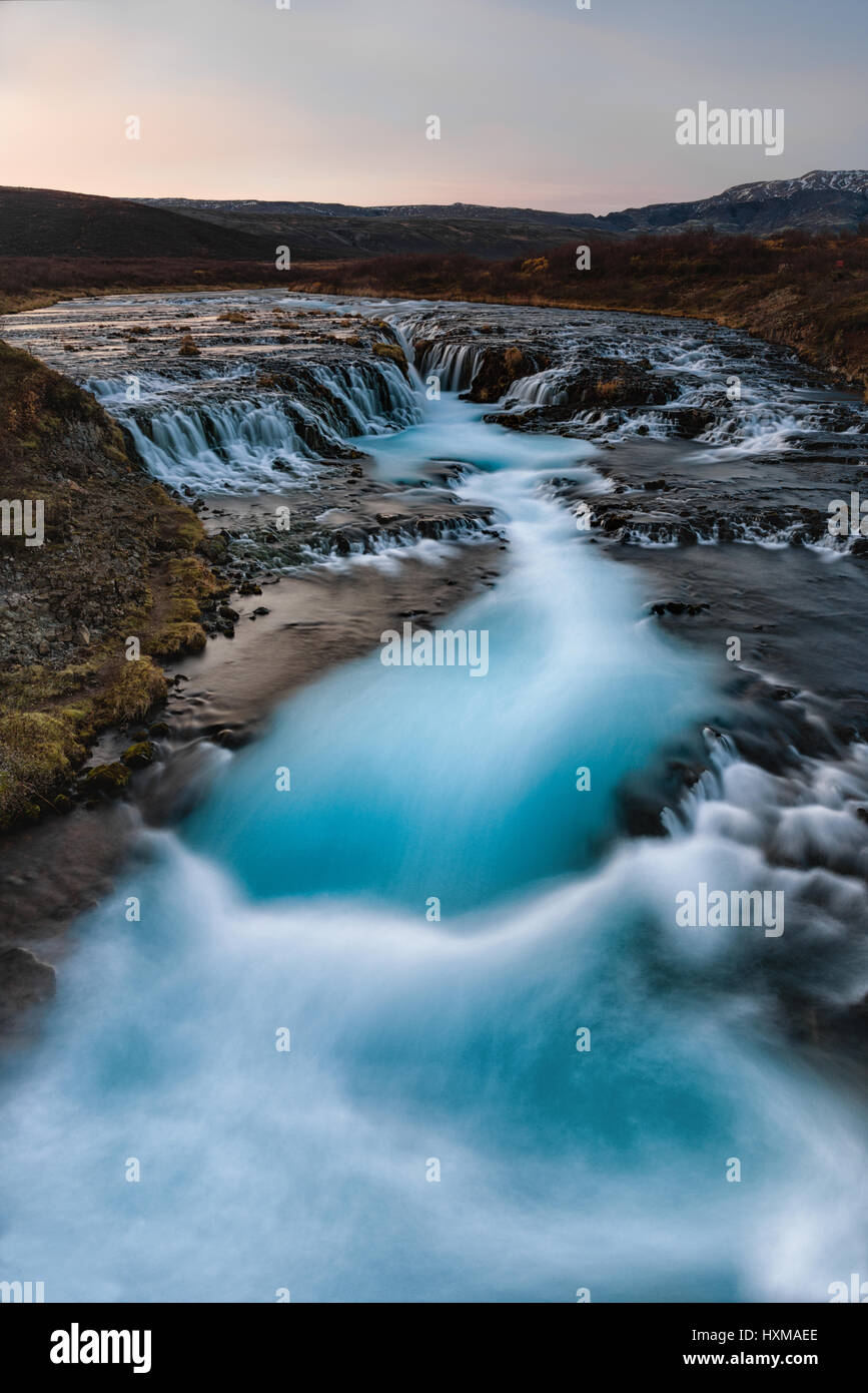 Chute d'Bruarafoss et montagnes en arrière-plan en fin d'après-midi, la lumière, l'Islande Banque D'Images