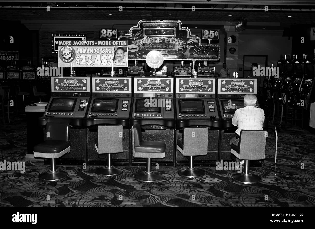 Homme jouant à la machine à sous à Las Vegas, États-Unis d'Amérique. Banque D'Images