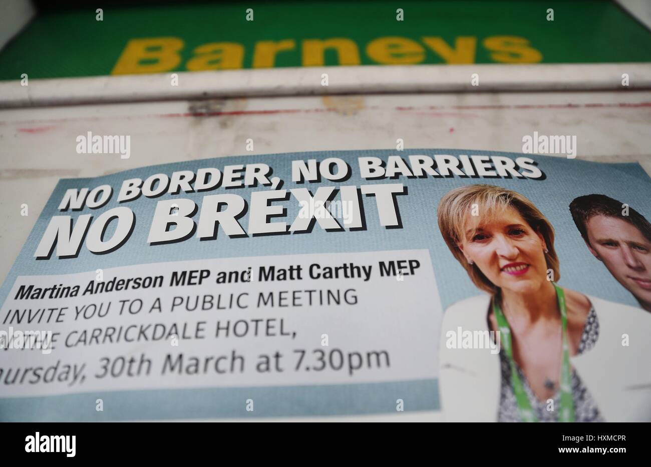 Le Sinn Fein un poster dans la fenêtre d'un garage à la frontière entre la République d'Irlande et en Irlande du Nord, près du village de Killeen, en tant que premier ministre Theresa peut déclencher l'article 50, le démarrage du processus qui fera en sorte que la Grande-Bretagne quitter l'UE. Banque D'Images