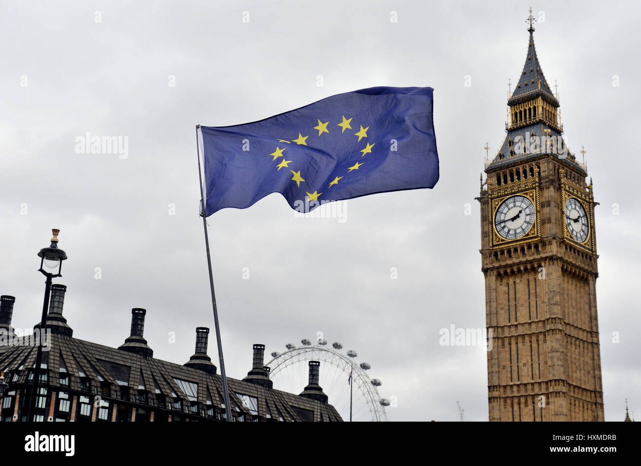 Un drapeau de l'UE va à l'avant de la Maison du Parlement à Westminster, Londres, après la lettre informant le Conseil européen de la Grande-Bretagne a l'intention de quitter l'Union européenne a été remis à ce président Donald Tusk à Bruxelles. Banque D'Images