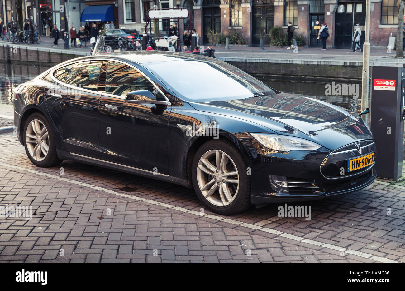 Amsterdam, Pays-Bas - 24 Février 2017 : Noir Tesla Model S, plein de taille tous les cinq portes électriques, luxe liftback, produit par Tesla Motors Banque D'Images