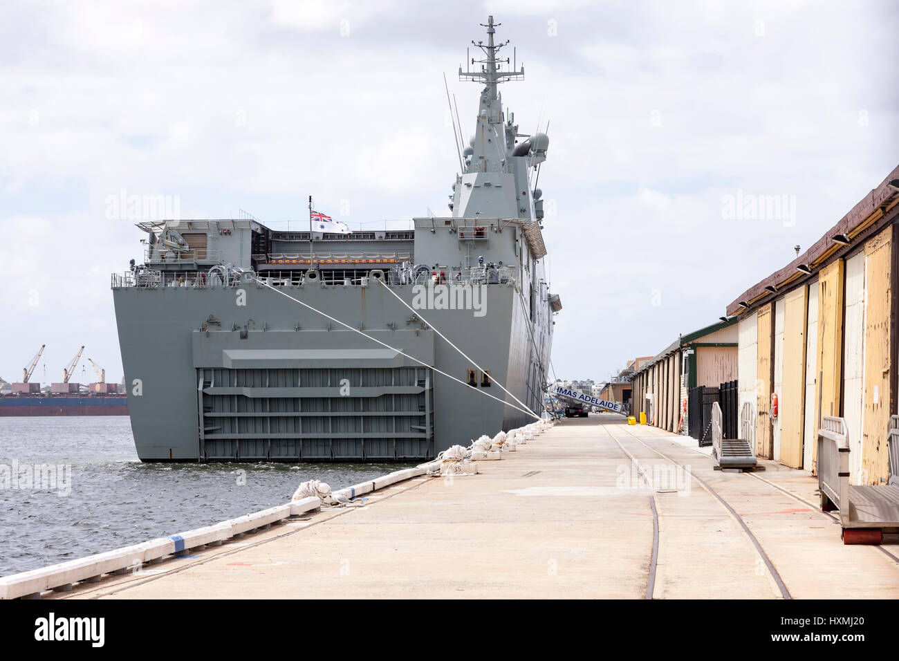 Fremantle en Australie occidentale, le HMAS Adelaide, porte-hélicoptères d'assaut amphibie/, un navire de classe Canberra amarré à quai. Banque D'Images