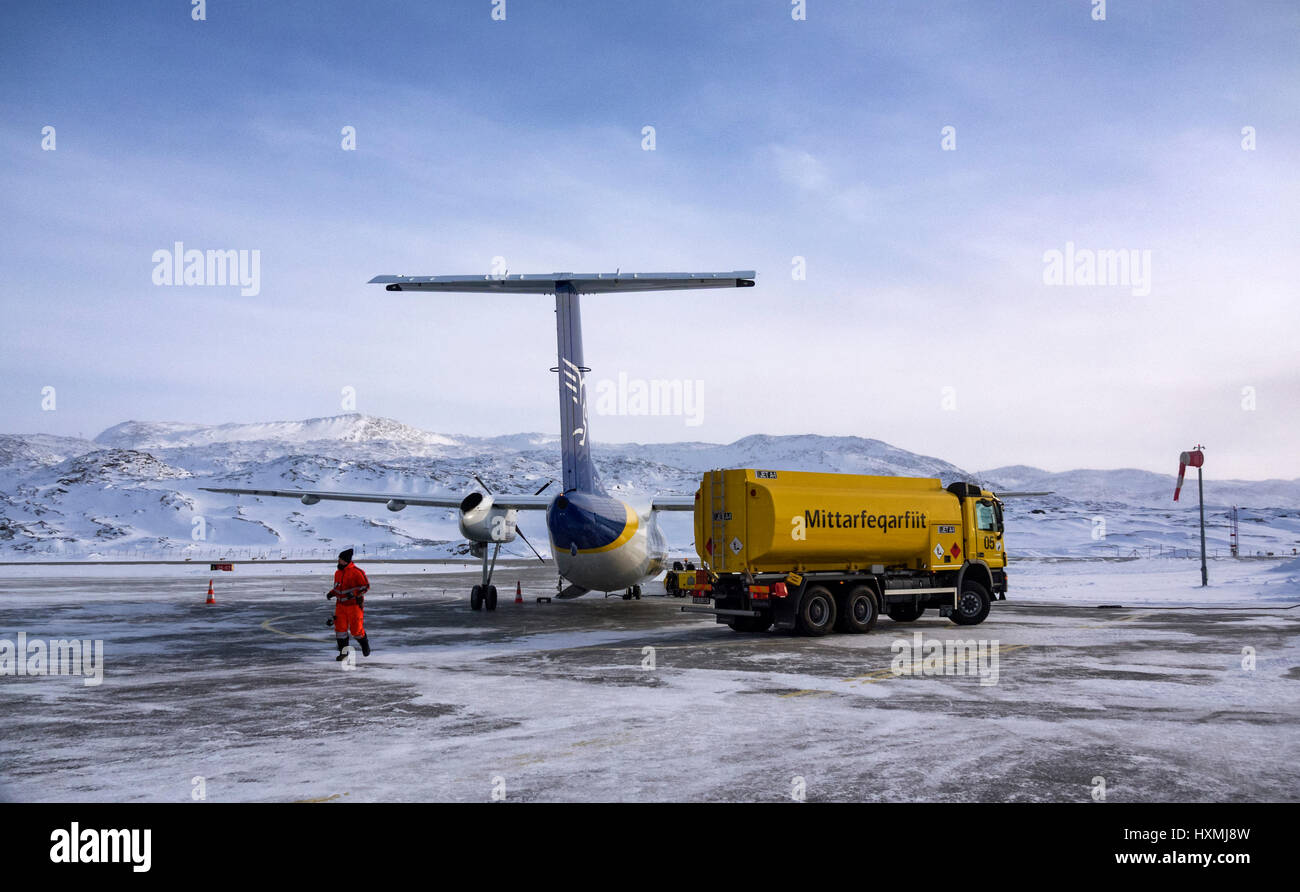 Un avion d'Air France d'être alimentée dans l'aéroport d'Ilulissat, Groenland ouest Banque D'Images