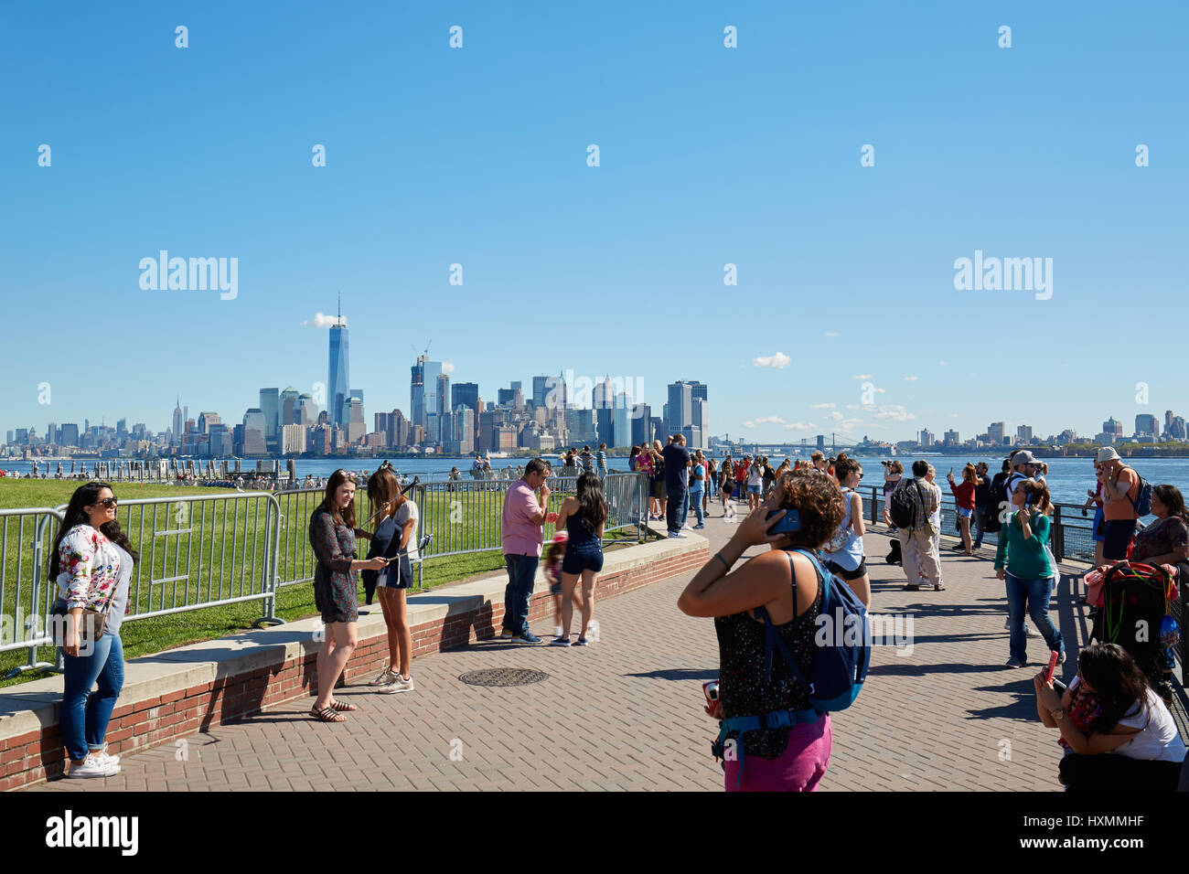 Les touristes et les gens à New York photos de tournage et la marche en avant des toits de la ville dans une journée ensoleillée Banque D'Images