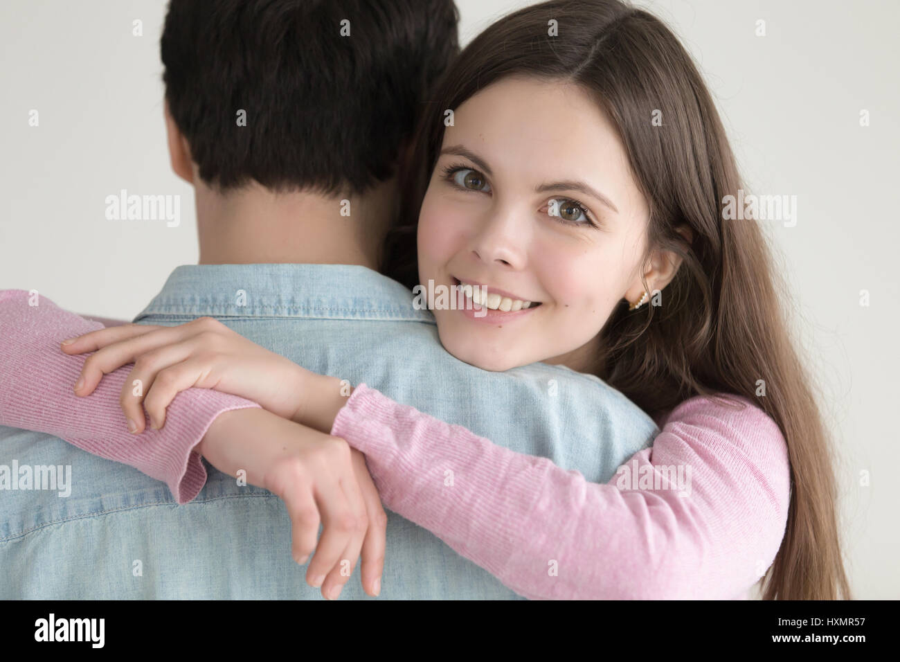 Portrait of young happy smiling woman hugging man with love Banque D'Images