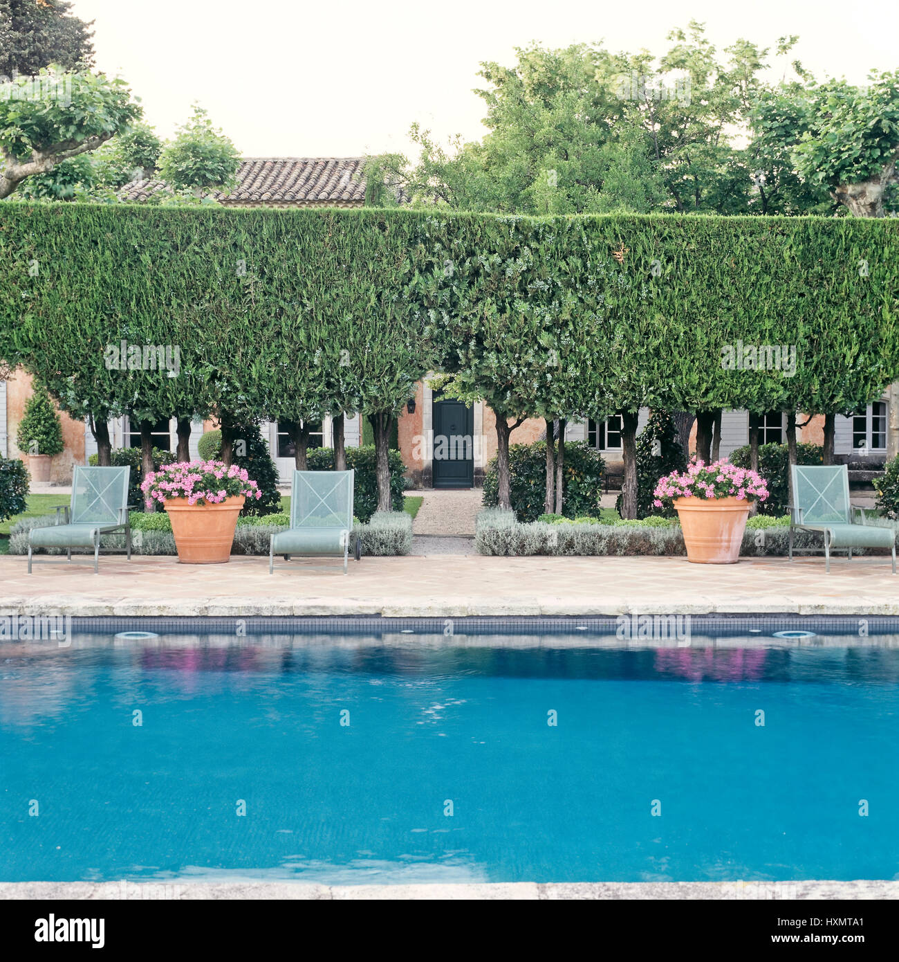 Des chaises longues autour de la piscine. Banque D'Images