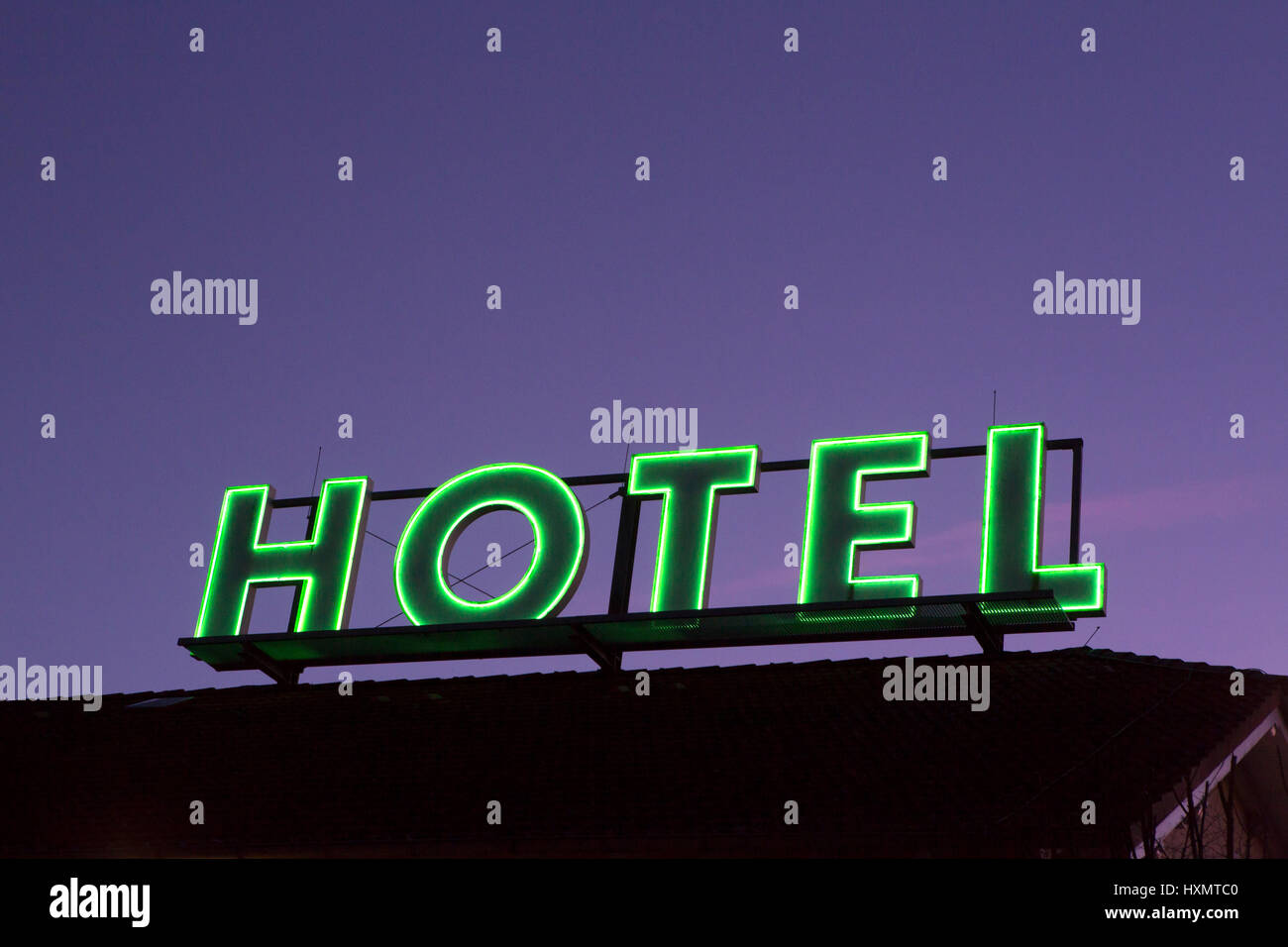 Signe d'un néon vert Hotel Banque D'Images