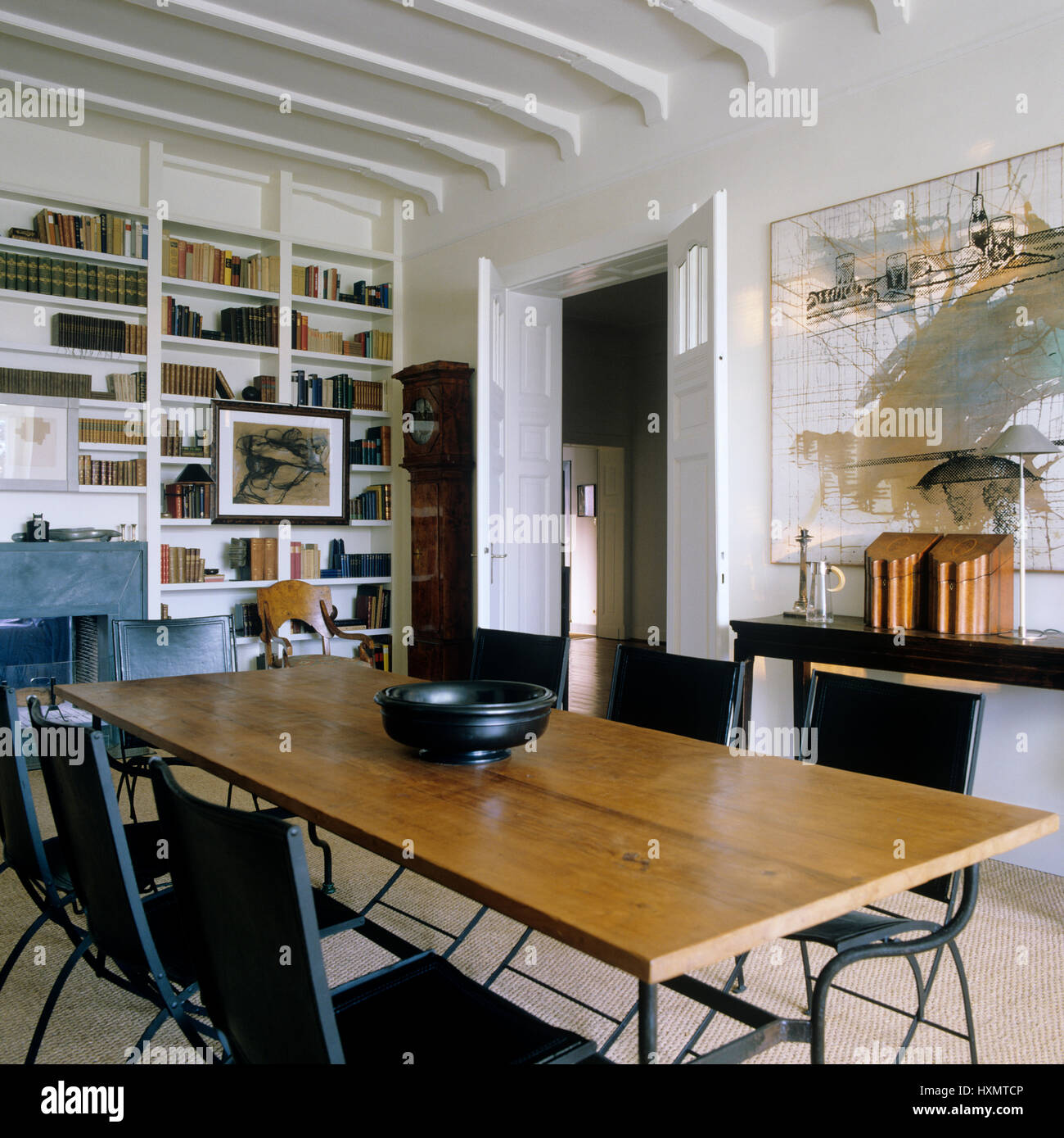 Étagères dans une salle à manger. Banque D'Images