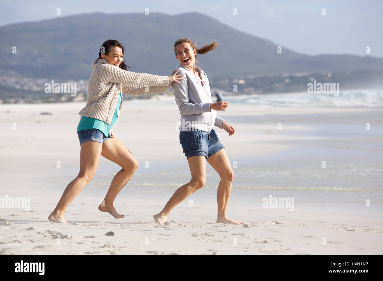 Portrait de deux amies, jouer sur la plage Banque D'Images