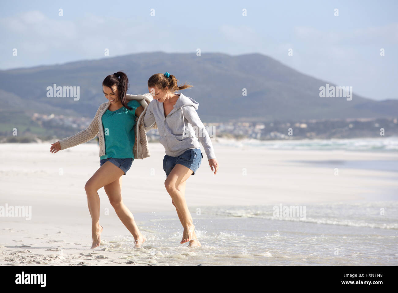 Portrait de deux femmes amis marchant ensemble sur la plage Banque D'Images