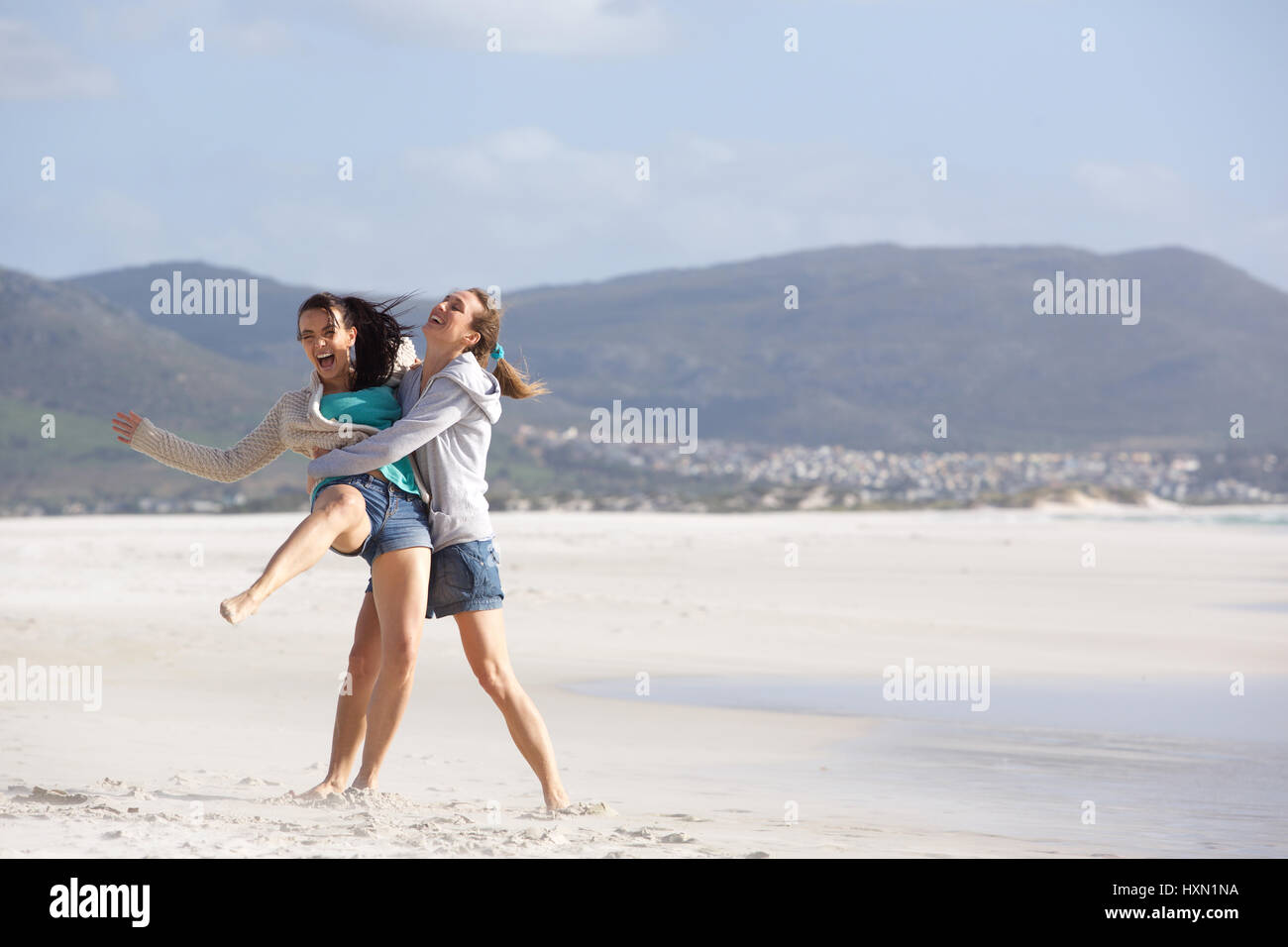 Portrait de deux amies ludique d'avoir du bon temps à la plage Banque D'Images