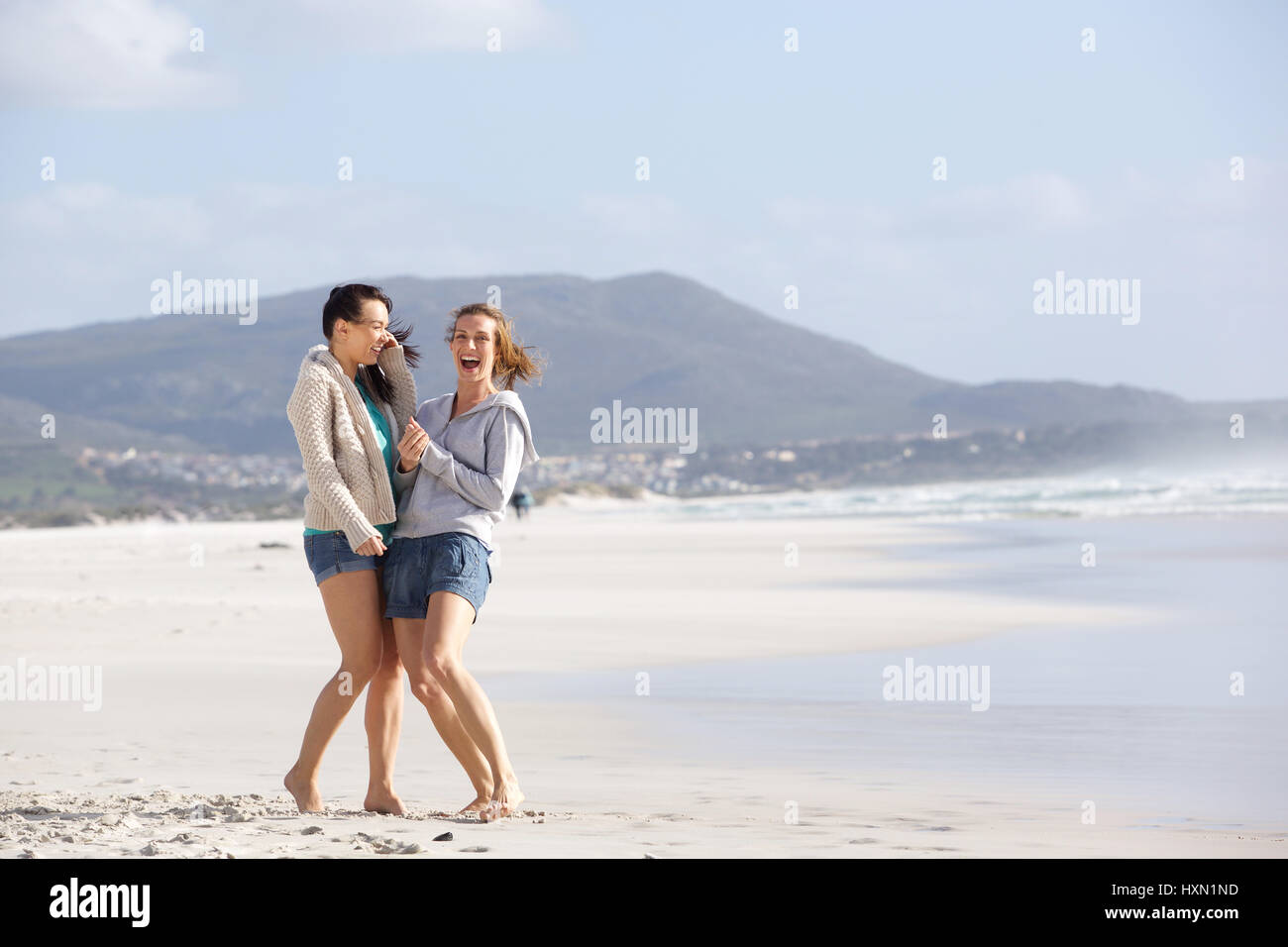 Portrait de deux amies, rire à la plage Banque D'Images
