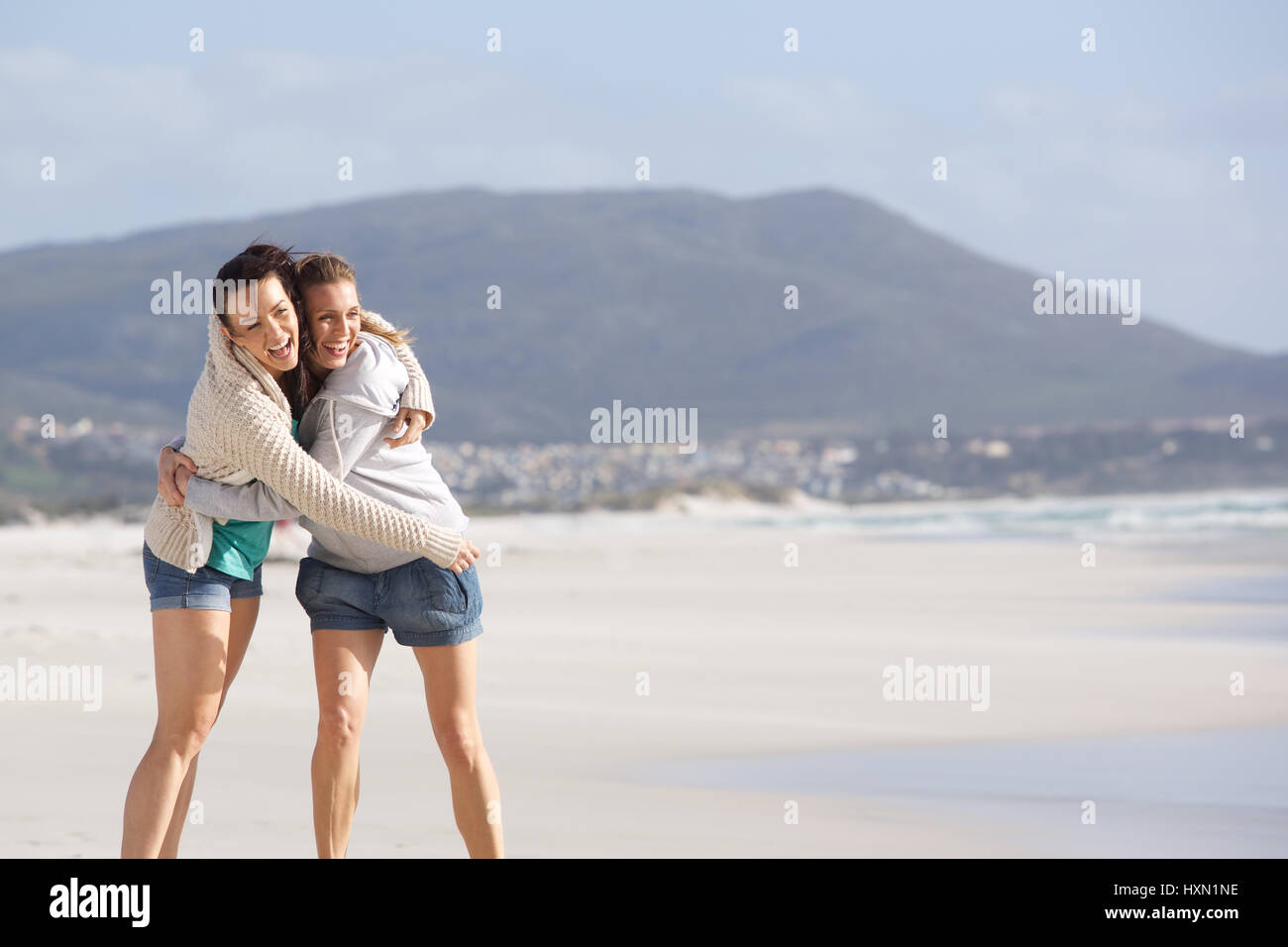 Portrait de deux amies de rire sur la plage Banque D'Images