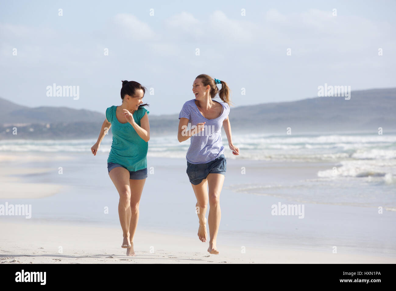 Portrait de deux femmes actives en marche et profiter de la vie à la plage Banque D'Images