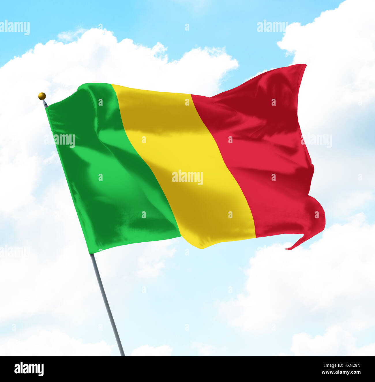 Pavillon de Mali soulevées dans le ciel Banque D'Images