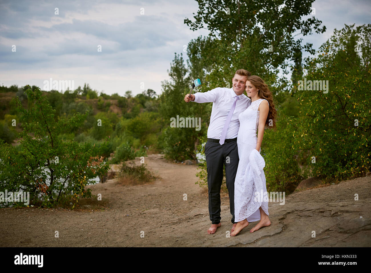 Mariée et le marié sur un mariage à pied prendre selfies Banque D'Images