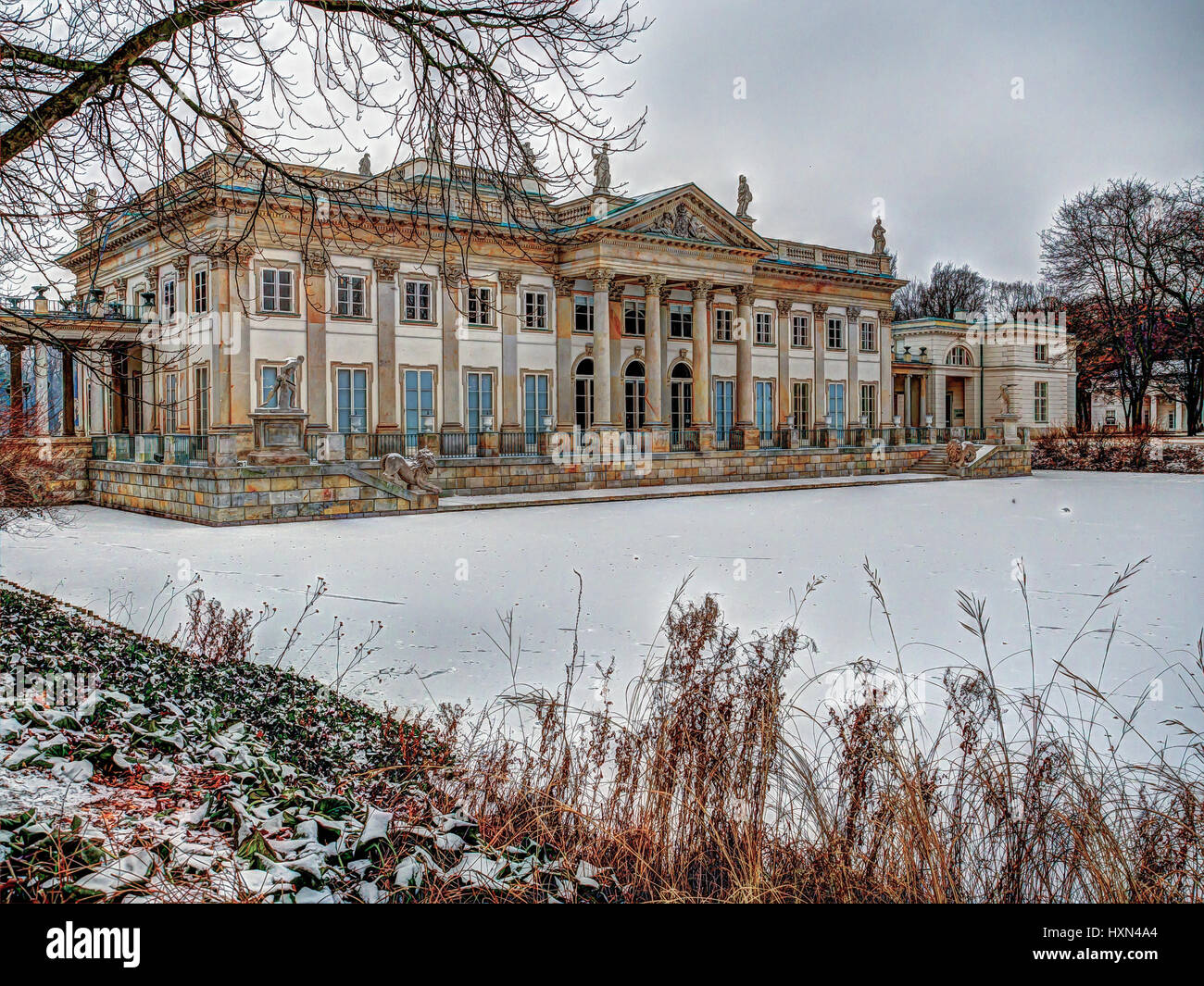 Varsovie, Pologne - janvier 01, 2016 : Le point de vue du "Palais sur l'eau" dans le "Royal de Lazienki park" lors de gelées en hiver Banque D'Images