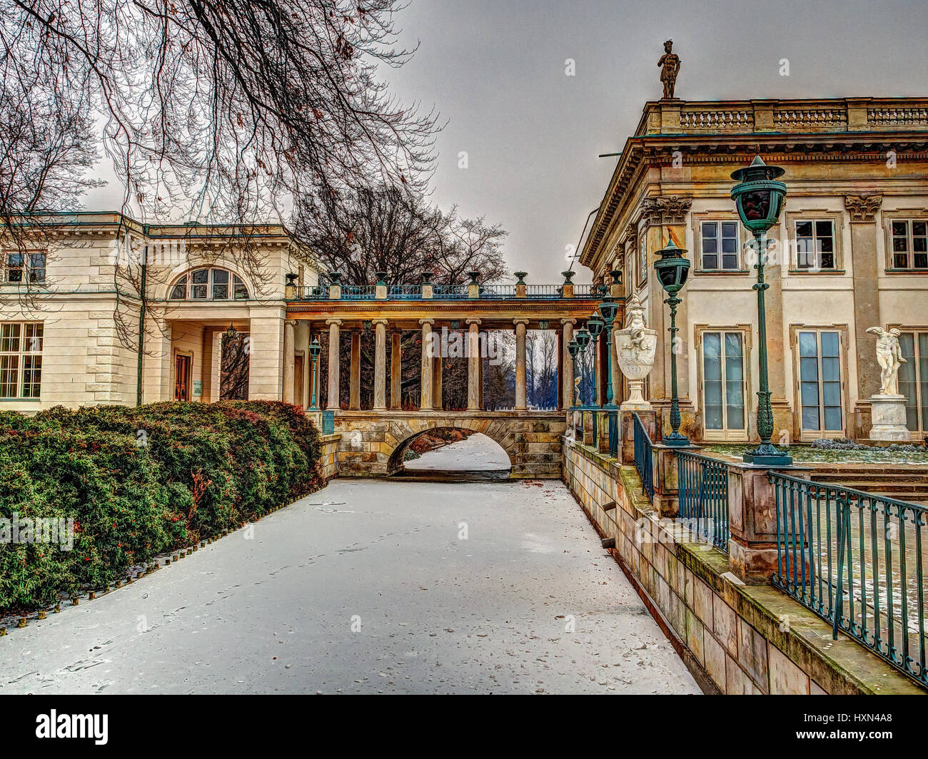 Varsovie, Pologne - janvier 01, 2016 : Un palais sur l'eau Les "" dans le parc Royal de Lazienki "" dans une scène d'hiver Banque D'Images