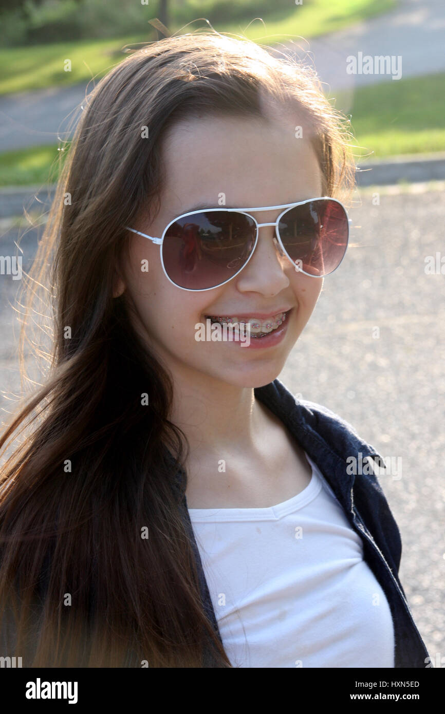 Portrait of young girl with sunglasses Banque D'Images