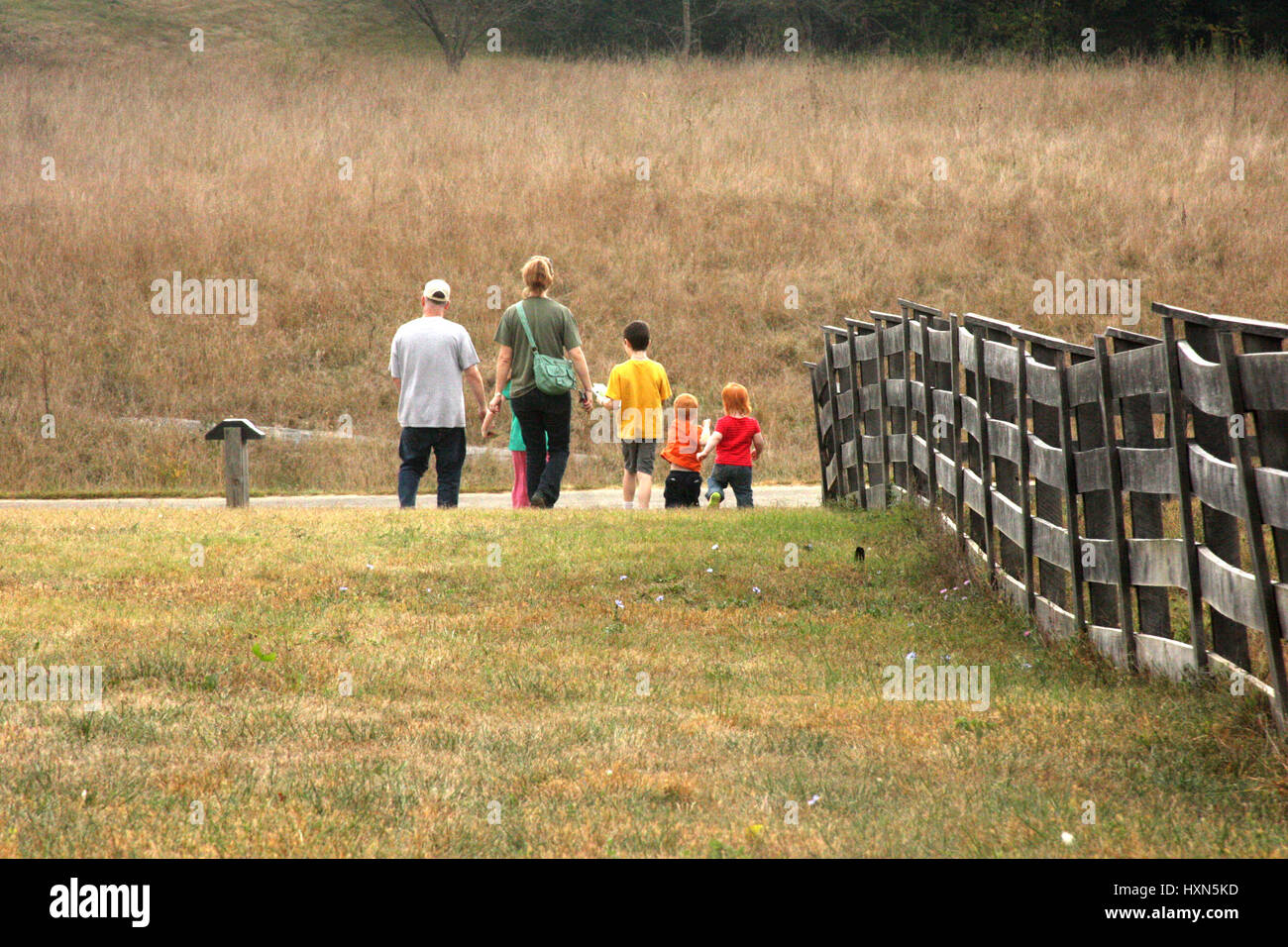 Famille avec enfants marcher dans un parc Banque D'Images