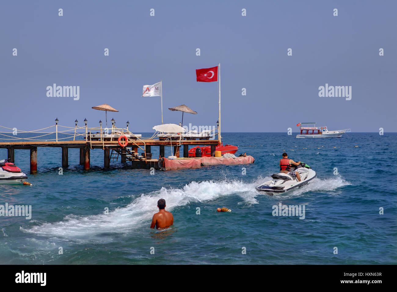 Kemer, Turquie - 29 août 2014 : sports nautiques en vacances à Antalya resort, jet ski, quai privé sur la plage près de la rive de la Méditerranée Banque D'Images