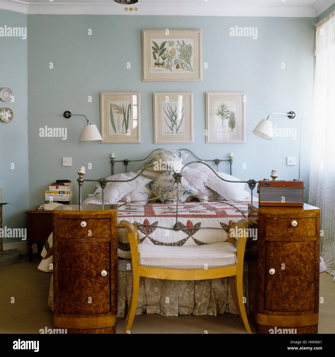 Chambre à coucher style pays pastel. Banque D'Images